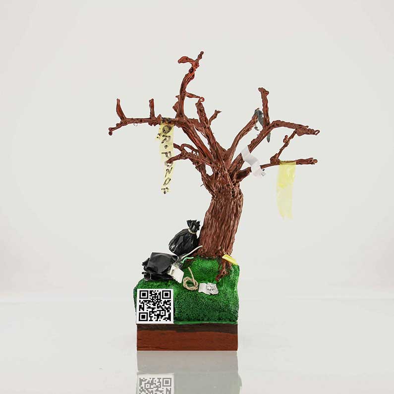 3D ilustracija na kojoj stablo i razbacano smeće s QR kodom