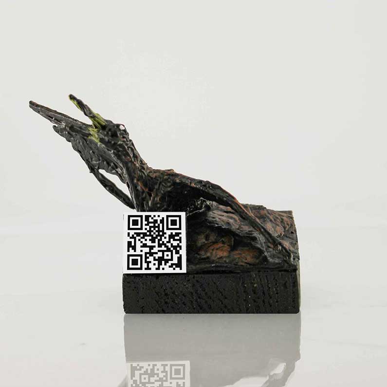 3D ilustracija na kojoj je ptica zaglavljena u nafti s QR kodom